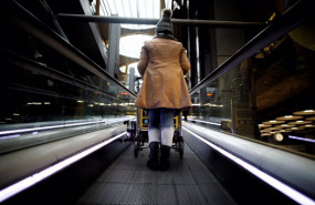 ep una mujer sube las escaleras mecanicas en la terminal t4 del aeropuerto adolfo suarez