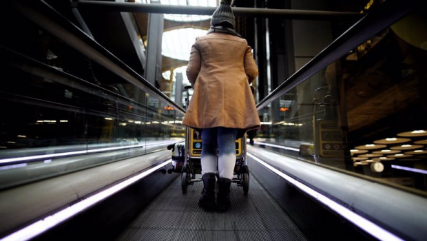 ep una mujer sube las escaleras mecanicas en la terminal t4 del aeropuerto adolfo suarez
