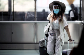 ep una pasajera caminando con maleta por un pasillo de la terminar t4 del aeropuerto adolfo suarez