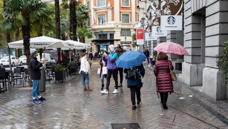 ep varias personas pasean por la calle con un paraguas debido a la lluvia durante el peor temporal ep varias personas pasean por la calle con un paraguas debido a la lluvia durante el peor temporal
