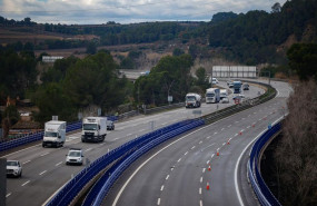 ep vehiculos circulan por la ap 7 que ha sufrido cortes tras el accidente de tren entre las