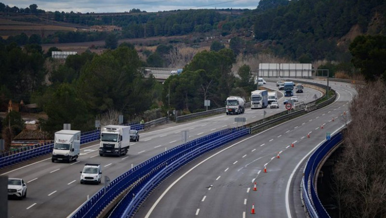 ep vehiculos circulan por la ap 7 que ha sufrido cortes tras el accidente de tren entre las