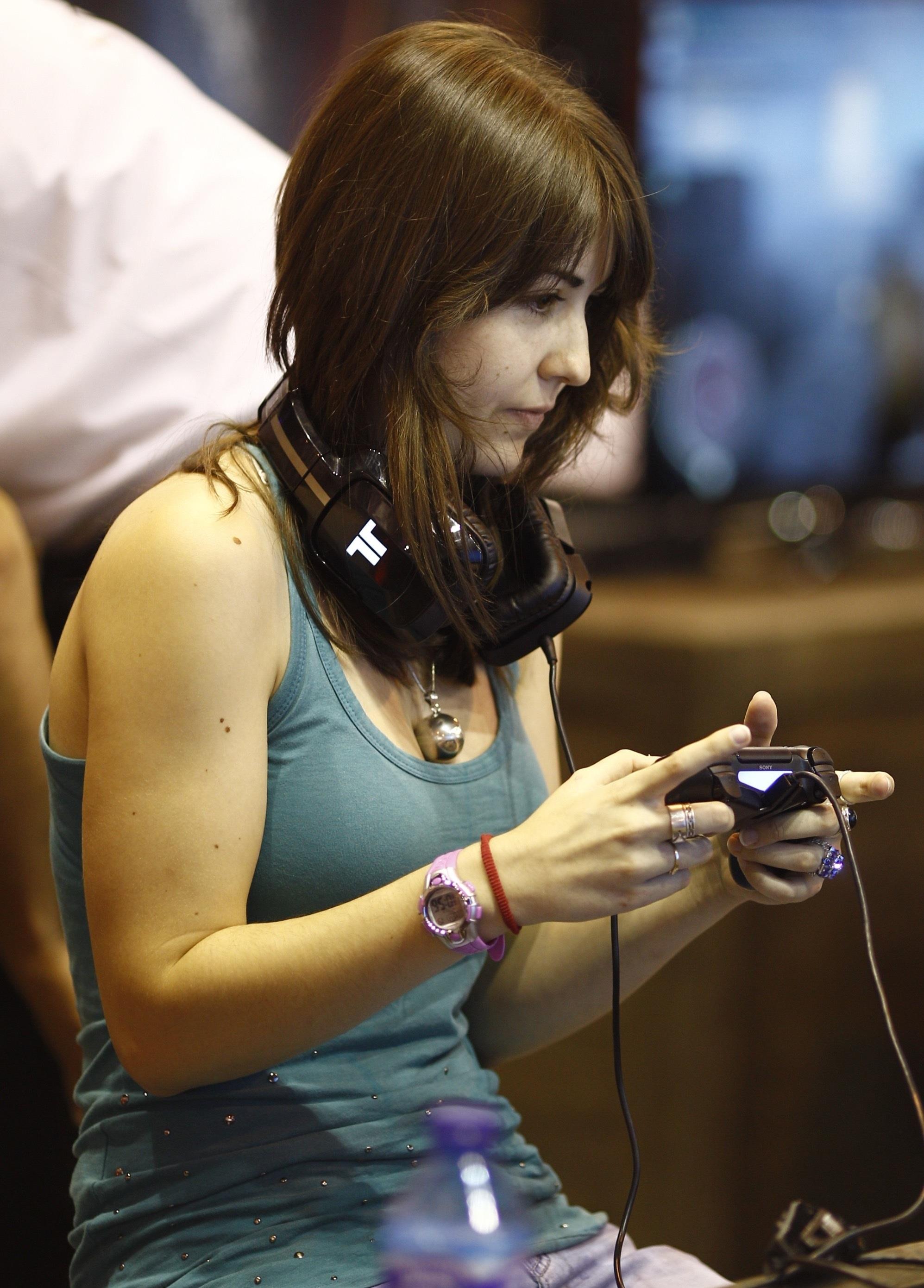 ep videojuegos consolas realidad virtual chica jugando madrid games week 2015