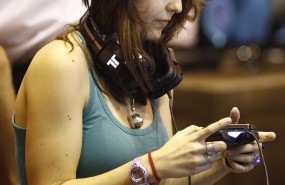 ep videojuegos consolas realidad virtual chica jugando madrid games week 2015
