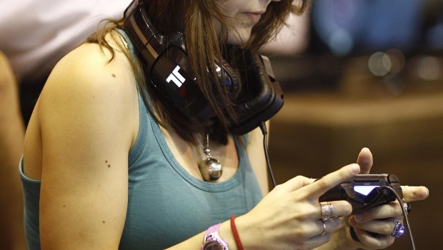 ep videojuegos consolas realidad virtual chica jugando madrid games week 2015