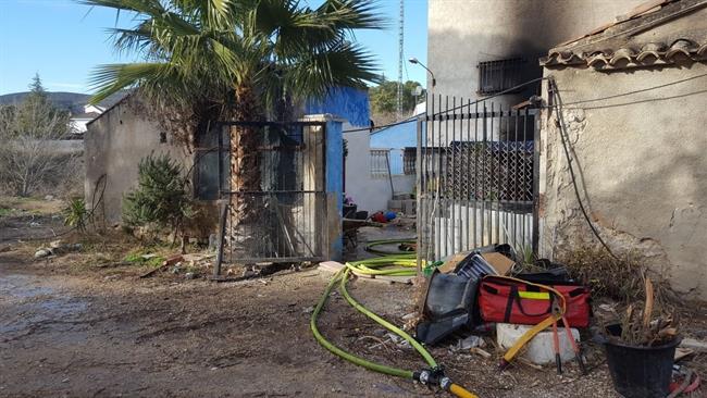 Vivienda calcinada por el incendio en Ontinyent | BOMBERS VALÈNCIA ep vivienda calcinadaincendioontinyent
