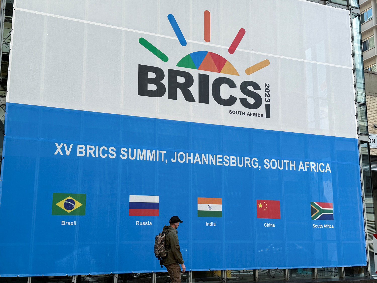 Trump amenaza con un arancel adicional del 10% a los países que se alineen con los BRICS