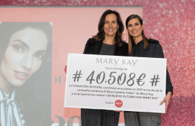 1580373221 gema aznar y ana mu oz de dios recogiendo donacion