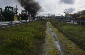 ep agricultores y ganaderos cortan la a 52 con tractores y rollos de paja