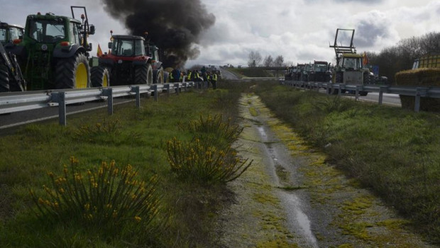 ep agricultores y ganaderos cortan la a 52 con tractores y rollos de paja