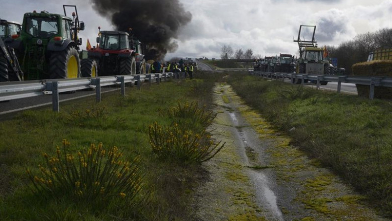 ep agricultores y ganaderos cortan la a 52 con tractores y rollos de paja