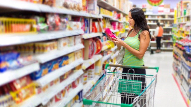 ep archivo cesta de la compra etiquetado nutricional chica comprando en un supermercado ep archivo cesta de la compra etiquetado nutricional chica comprando en un supermercado