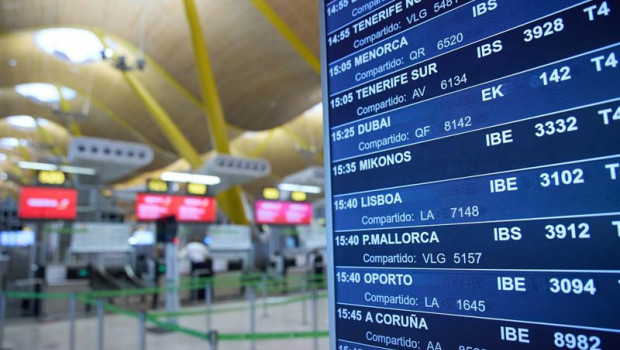 ep archivo   panel informativo de salidas de vuelos en la zona de facturacion de la terminal 4 del