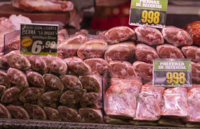 ep archivo   piezas de cordero expuestas en una carniceria en un puesto de un mercado