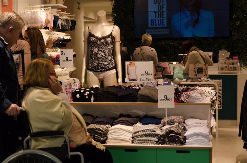 La confianza del consumidor de la eurozona mejora en julio y sigue con su recuperación
