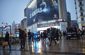 ep archivo   transeuntes caminan cerca de una zona comercial en la calle de preciados en madrid