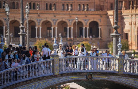 ep archivo   turistas en la plaza de espana a 10 de mayo de 2024 en sevilla andalucia espana foto de