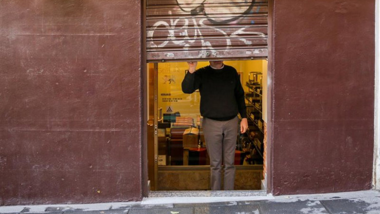 Archivo - Un autónomo echando el cierre de su negocio al final de su jornada | Ricardo Rubio - Europa Press - Archivo ep archivo un autonomo echando el cierre de su negocio al final de su jornada