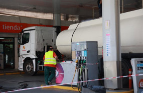 ep archivo   un camion cisterna rellena el combustible de los depositos de una gasolinera de sevilla