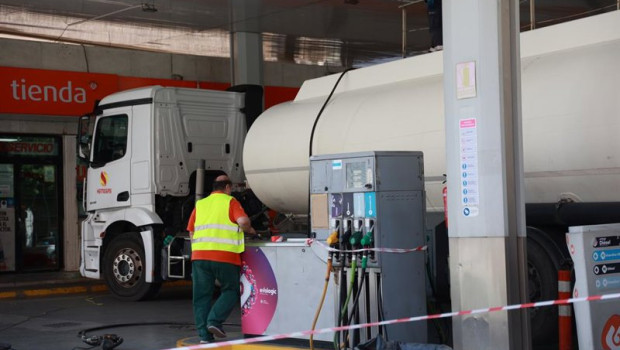ep archivo   un camion cisterna rellena el combustible de los depositos de una gasolinera de sevilla