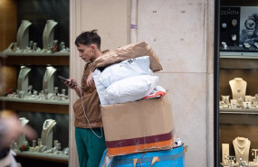 ep archivo   un joven trabajando como repartidor