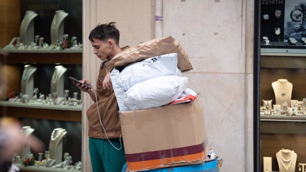 ep archivo   un joven trabajando como repartidor
