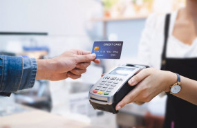 ep archivo   una persona pagando con tarjeta de credito en un datafono de un comercio