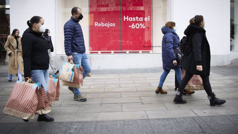 ep archivo varias personas con bolsas pasean por una calle comercial del centro de madrid ep archivo varias personas con bolsas pasean por una calle comercial del centro de madrid