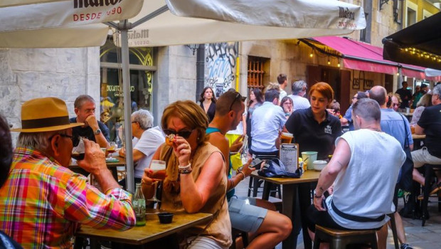 ep archivo   varias personas en una terraza de un bar en santander a 10 de agosto de 2025 en