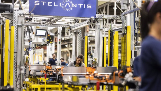 ep archivo   varios empleados en la planta automovilistica de stellantis en figueruelas zaragoza