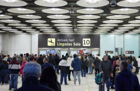 ep archivo   varios viajeros en el aeropuerto adolfo suarez madrid barajas