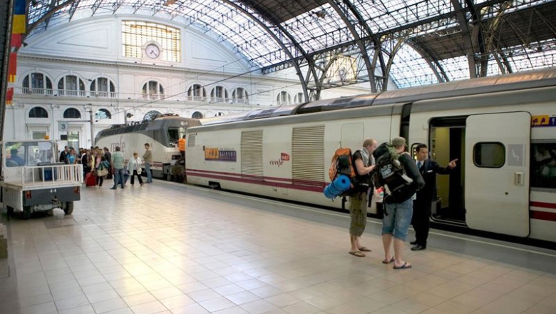 ep archivo   viajeros tomando un tren en espana
