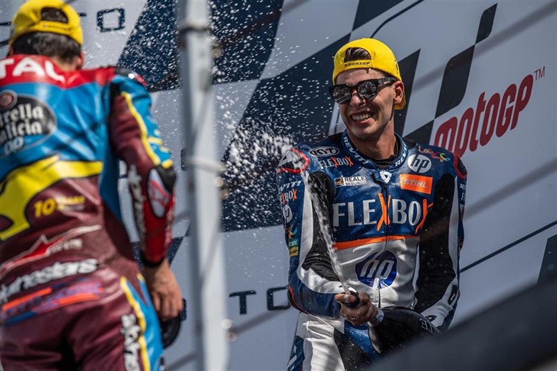 ep augusto fernandez celebra en el podio su victoria en el gran premio de san marino