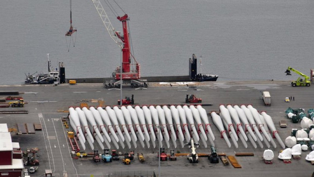 ep carga de palas de aerogeneradores en el puerto de bilbao