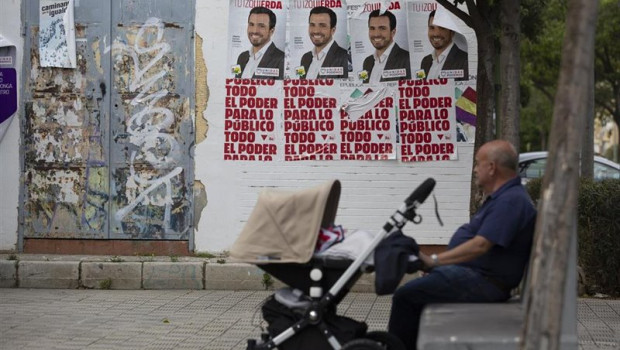 ep cartel electoral con el candidato al congreso de iu alberto garzon en el barrio de pino montano