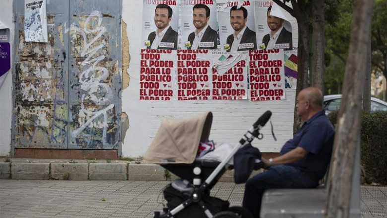 Cartel electoral con el candidato al Congreso de IU, Alberto Garzón, en el barrio de Pino Montano, Sevilla. Elecciones generales 28 de Abril. | María José López - Europa Press - Archivo ep cartel electoral con el candidato al congreso de iu alberto garzon en el barrio de pino montano