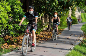 ep ciclistas disfrutan por el parque del rio turia durante su franja horaria permitida en la