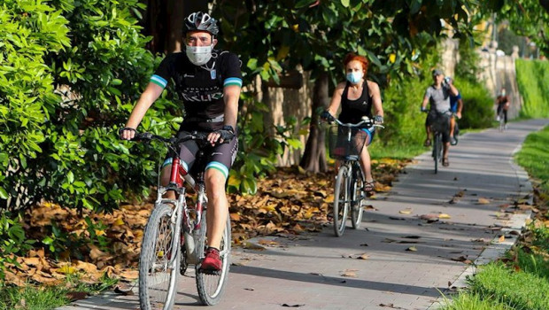 ep ciclistas disfrutan por el parque del rio turia durante su franja horaria permitida en la