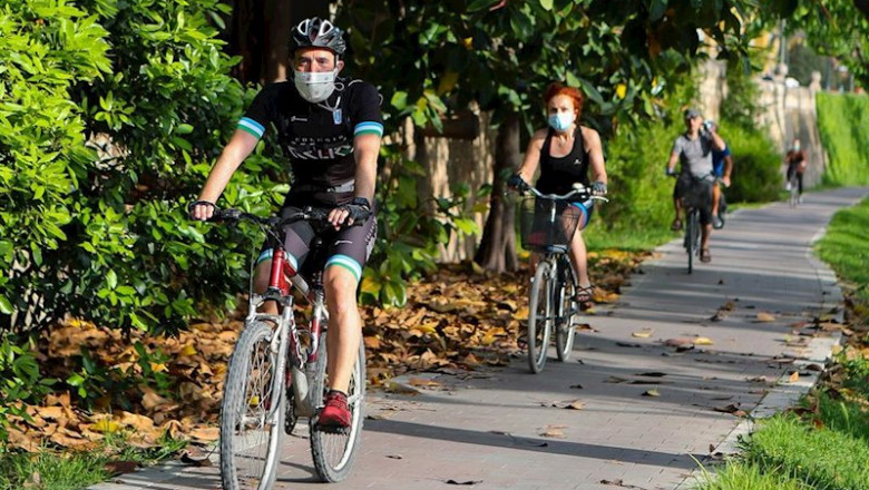 ep ciclistas disfrutan por el parque del rio turia durante su franja horaria permitida en la ep ciclistas disfrutan por el parque del rio turia durante su franja horaria permitida en la