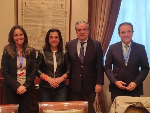 ep de izq a dcha la tesorera del cgcof ana lopez-casero la portavoz de cs en la comision de sanidad