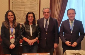 ep de izq a dcha la tesorera del cgcof ana lopez-casero la portavoz de cs en la comision de sanidad