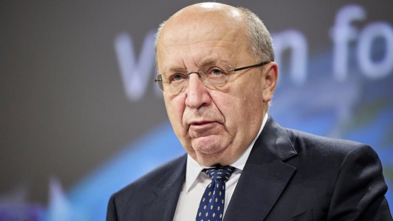 ep el comisario de defensa y espacio andrius kubilius en una rueda de prensa para presentar la ep el comisario de defensa y espacio andrius kubilius en una rueda de prensa para presentar la
