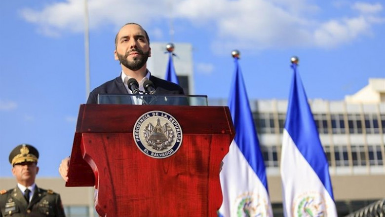 El presidente de El Salvador, Nayib Bukele, se dirige a sus simpatizantes tras la sesión extraordinaria de la Asamblea Legislativa. | TWITTER @ELCONSEJOSV ep el presidente de el salvador nayib bukele se dirige a sus simpatizantes tras la sesion