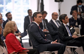 ep el presidente del gobierno pedro sanchez c junto con la vicepresidenta y ministra de asuntos