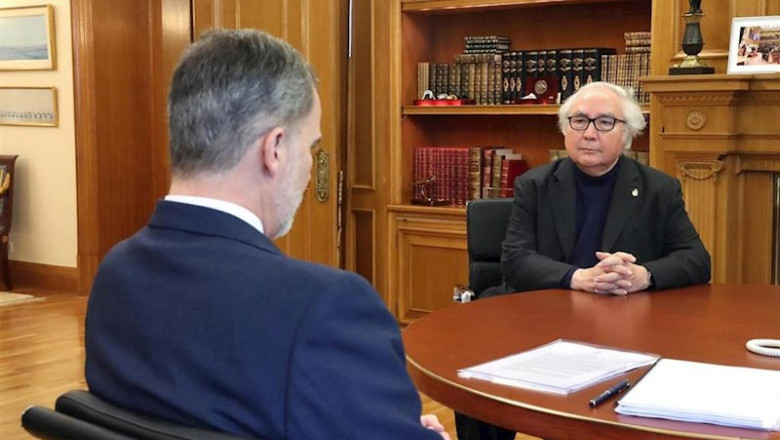 El Rey Felipe VI (i), durante una reunión con el Ministro de Universidades, Manuel Castells (d), para analizar la situación generada por la crisis del Covid-19 | Casa de S.M. el Rey ep el rey felipe vi i durante una reunion con el ministro de universidades manuel castells d para