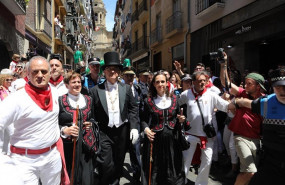 ep enrique mayaconcejalesnavarra suma increpados duranteprocesionsan ferminsu pasola calle curia