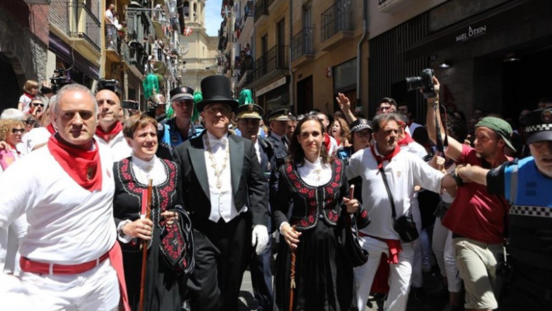 ep enrique mayaconcejalesnavarra suma increpados duranteprocesionsan ferminsu pasola calle curia