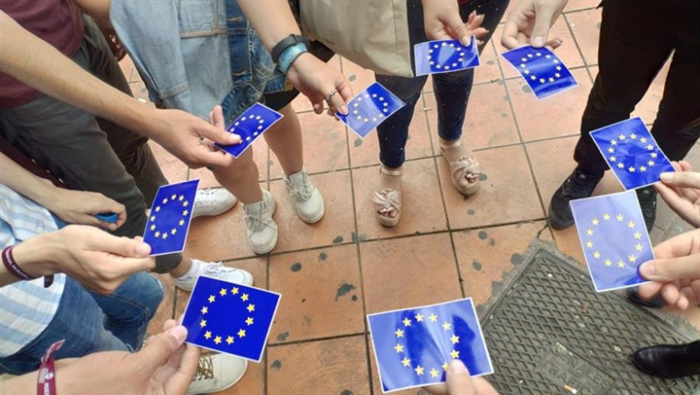 Estudiantes portando banderas de la Unión Europea | UNIVERSIDAD DE MURCIA - Archivo ep estudiantes portando banderasla union europeadiaeuropa