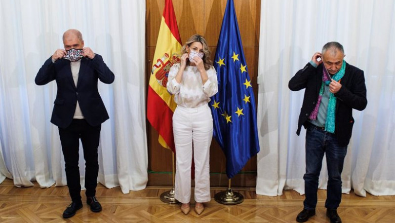 (I-D) El secretario general del sindicato CCOO, Unai Sordo; la vicepresidenta segunda del Gobierno y ministra de Trabajo y Economía Social, Yolanda Díaz y el secretario general de UGT, Pepe Álvarez, tras firmar la subida del SMI a 1.000 euros | Alejandro Martínez Vélez - Europa Press ep i d el secretario general del sindicato ccoo unai sordo la vicepresidenta segunda del gobierno y