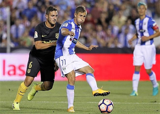 Koke intenta robar un balón a Szymanowski en un Leganés-Atlético | LALIGA - Archivo ep kokerobarbalonszymanowskiun leganes-atletico